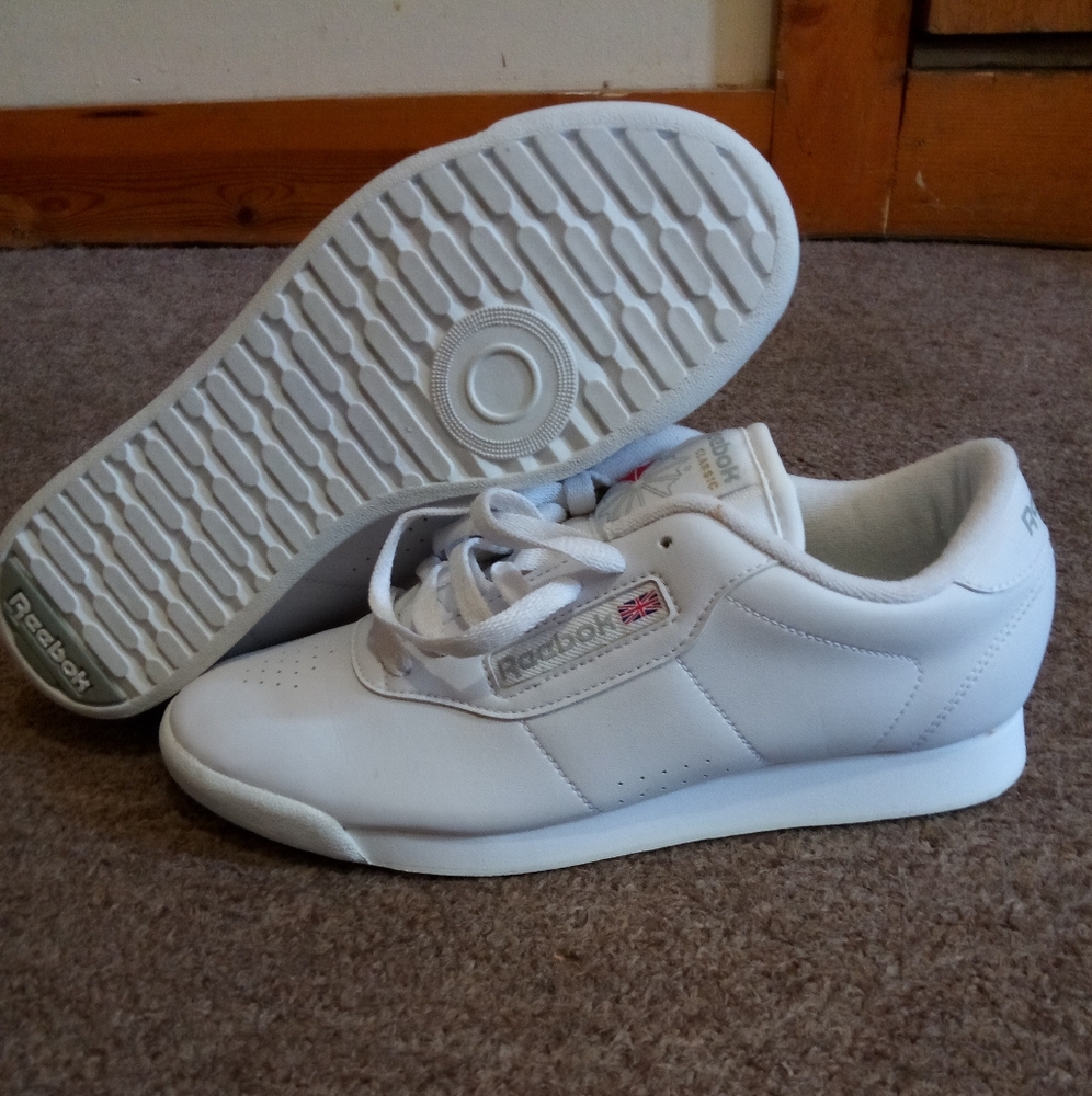 Brand New women's Reebok classics size 7